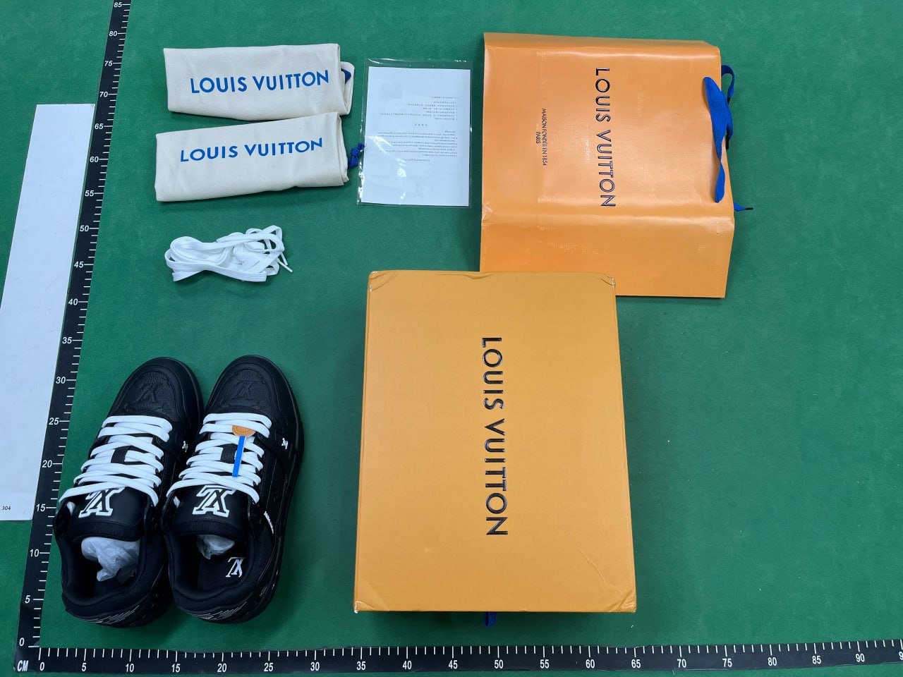  Louis Vuitton B22 Sneakers  -3