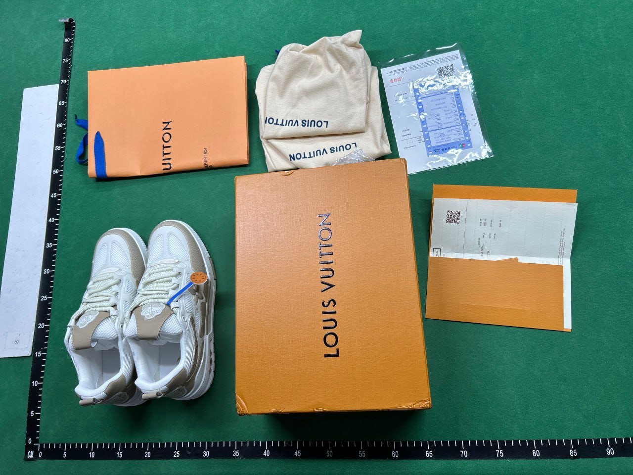  Louis Vuitton B22 Sneakers  -4