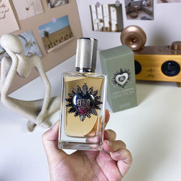 Dolce & Gabbana offers men's fragrance- -2
