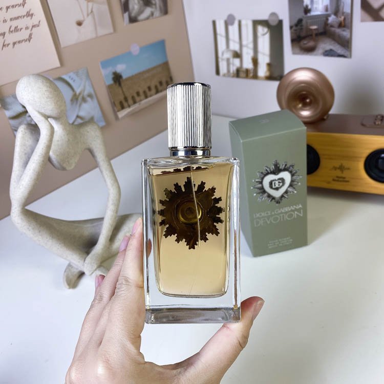 Dolce & Gabbana offers men's fragrance- -4
