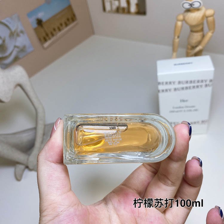 Burberry Flowers and Her Lemon Soda-3348 -2
