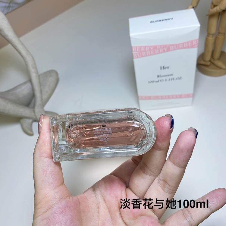 Burberry Flowers and Her Eau de Toilette-3345                   -2